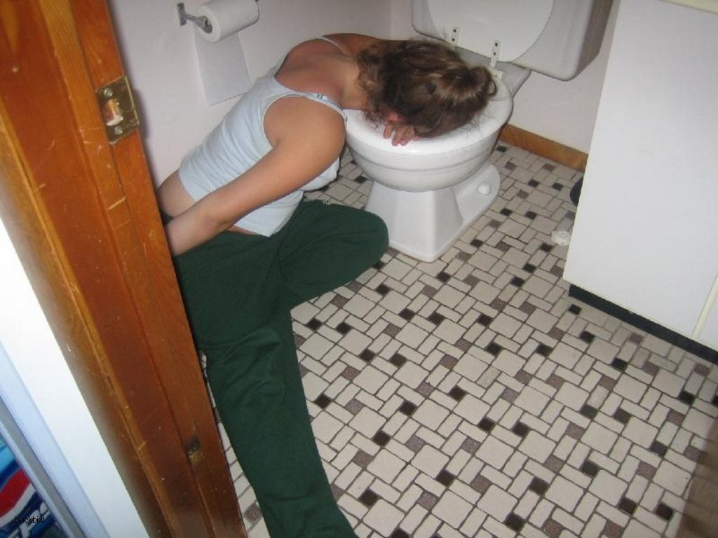 Пьяная баба уснула в туалете с голой пиздой