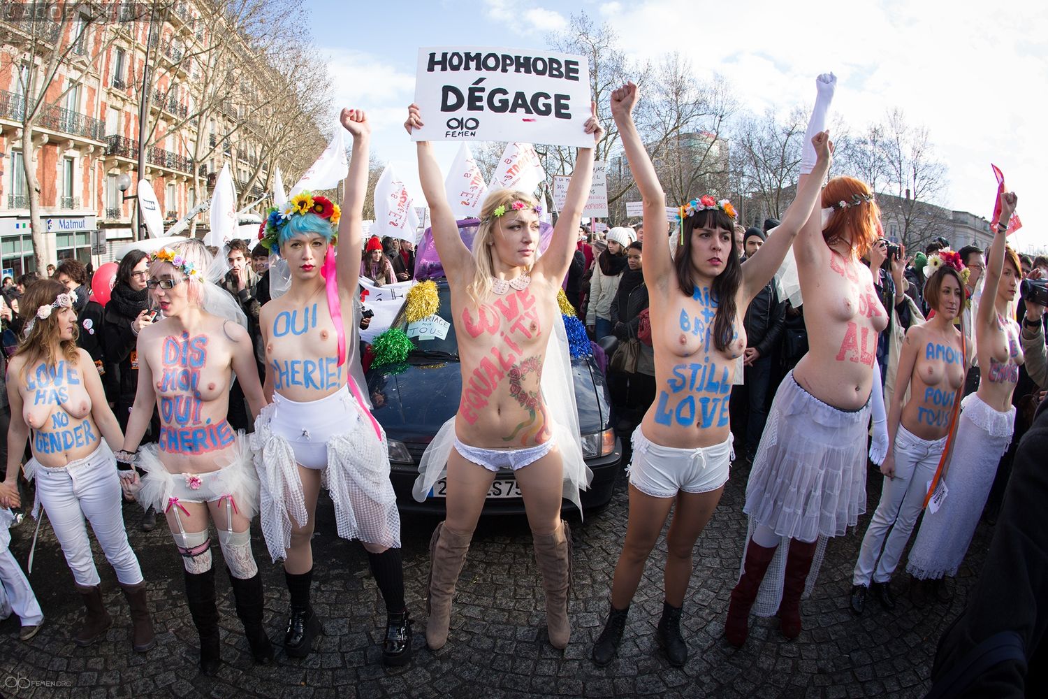 Голые девушки из Femen убежали от белорусской милиции