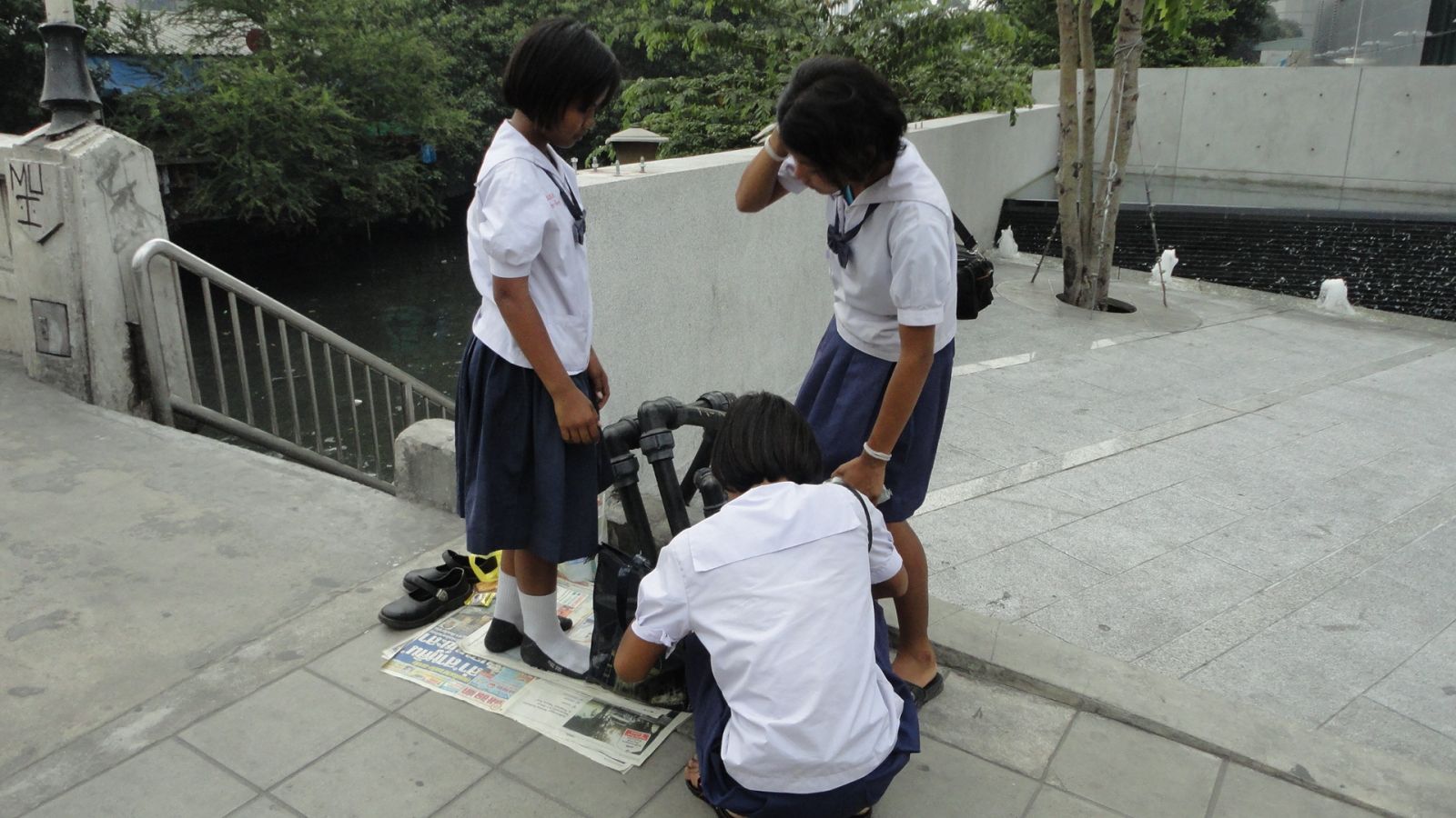 Бангкок, уличные музыканты, школьницы-флейтистки
