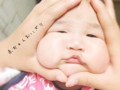 В Японии набирают популярность 'дети–онигири' 赤ちゃんおにぎり. Родители массово размещают фотографии своих детей со сплющенными в форме сердечка личиками3