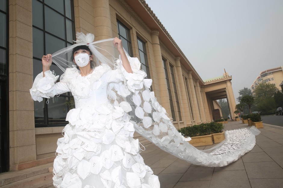 Свадебное платье из респираторных масок