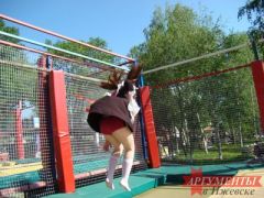 Выпускницы в Ижевске показали трусики, прыгая на батуте.