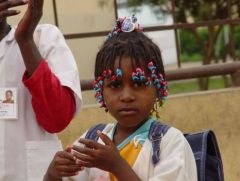 1 сентября, дети - школьники и школьницы в Анголе, Африка