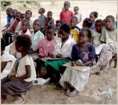 1 сентября, дети - школьники и школьницы в Анголе, Африка 2