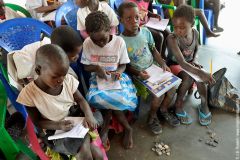 1 сентября, дети - школьники и школьницы в Анголе, Африка 4