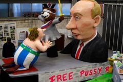 Платформа с куклами, изображающими Владимира Путина и Жерара Депардье в образе Обеликса, на карнавале в Кельне, Германия