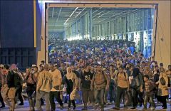 Сотни беженцев в транзитной зоне станции Келети в центре Будапешта