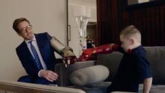 Роберт Дауни дарит однорукому мальчику бионическую руку..jpg