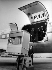 5 мегабайтный жесткий диск весом более тонны загружают в самолет, 1956 год.