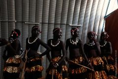 Участницы южносуданского танцевального ансамбля в ожидании актера Фореста Уитакере в Джубе 23 июня 2014 года.jpg