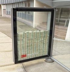 Автобусная остановка в Канаде. Реклама пуленепробиваемых стекол. За стеклом   3 миллиона долларов.