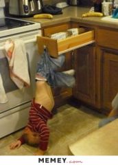 funny Kid hanging drawer fail