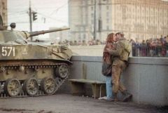 Российский солдат целует свою подругу во время 'Октябрьского Путча' в Москве. 1991 год.jpg