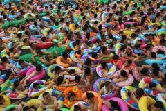 Толпа китайцев в бассейне на курорте в провинции Сычуань.jpg