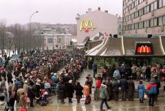 Очередь из 30.000 человек в первый российский Макдональдс, открывшийся 31 Января 1990 года