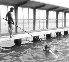 Уроки плавания. Цюрих, 1943 год.jpg