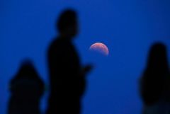 Жители Земли увидели  кровавую Луну