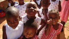 1 сентября, школьники и школьницы Республики Мозамбик, Африка.JPG