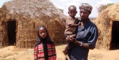 1 сентября, школьники и школьницы Объединённой Республики Танзания, Африка 22 рядом с девочкой ее сын и муж