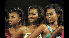 1 сентября, школьники и школьницы Республики Руанда высокие и красивые девушки Tutsi