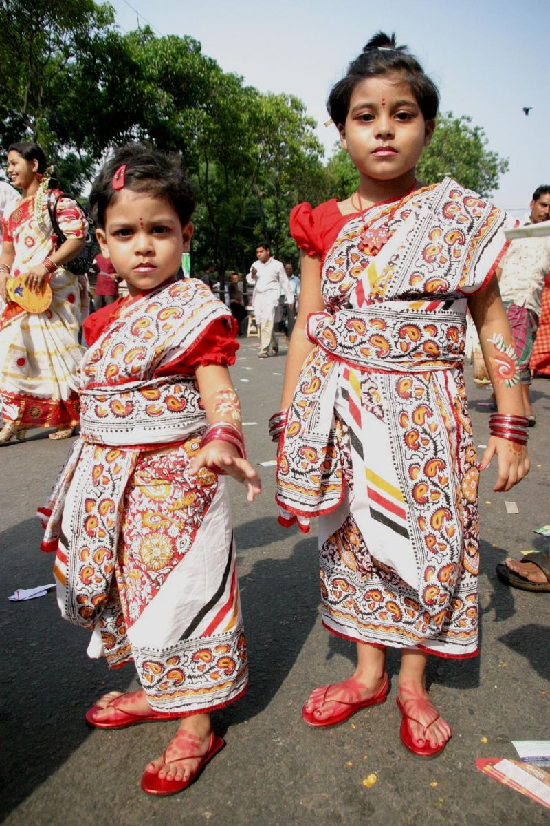 Бангладеш национальность людей. Дакка Бангладеш. Бенгальцы народы Индии. Бенгальцы в национальной одежде. Бангладеш национальный наряд.
