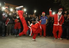 New Year 2015 In Baghdad, Iraq, групповая пласка Санта Клаусов