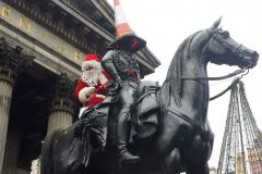 New Year 2015 In Edinburg, Scotland, пбяный Санта влез на статую герцога Веллингтона в Глазго