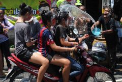 New Year, Songkran Across Thailand 2015, Новый год в Таиланде 2015, обливание водой 10