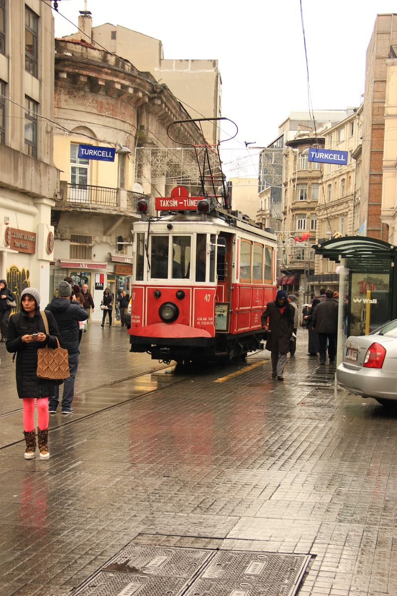 Таксим как добраться. Таксим Турция. Taksim район Стамбула. Улица Таксим в Стамбуле. Стамбул трамвайчик старый.