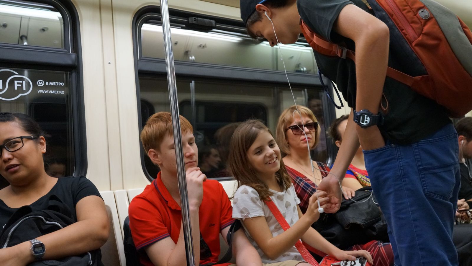 Подросток в московском метро. Девушка подросток в метро в Москве. Красивые люди в метро подростки. Подросток в метро с закрытыми глазами.