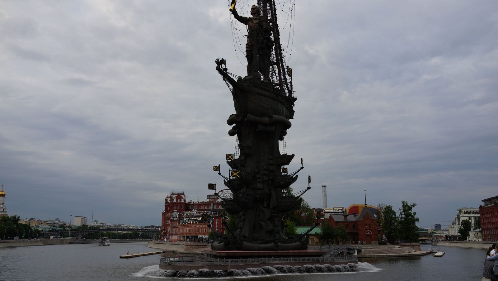 памятник петру 1 москва река