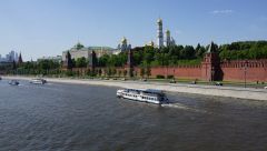 Вид с Большого Москворецкого моста на Кремлевскую набережную и Москва реку, Москва 14.05.2016 г.