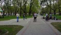 Взрослые 'классики' в парке вдоль ул. Гарибальди напротив магазина 'Магнолия' д. 21, Москва 01.05.2016 г.
