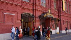 Вход 1 с ряженными в Государственный исторический музей, Красная площадь 1, Москва 14.05.2016 г.