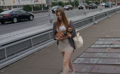 Дама с собачкой на Крымском мосту через Москва реку, Москва, 19.06.15 г.
