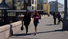 Девушки на Большом Москворецком мосту, Москва 14.05.2016 г.