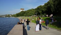 Отдыхающие газонах на Андреевской набережной, Москва река, 25.07.2015. г.jpg