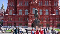 Памятник   скульптура генералу Г.К. Жукову у выхода с Красной площади, Москва 14.05.2016 г.