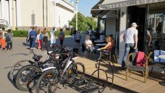 Три девушки велосипедистки поставили велосипеды и сели в кафе у Павильона 1 'Центральный' на ВДНХ,  Москва, 25.05.15 г.