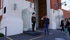 Почётный караул у входа в Кремль, Москва 14.05.2016 г..jpg