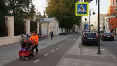 Велосипедная дорожка для двойной коляски, рядом с Троицкой церковью, ул. Пятницкая, 51, Москва 14.09.2015 г.