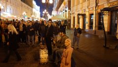 Уличные музыканты и дети на Старом Арбате, Москва, 05.09.2015 г.
