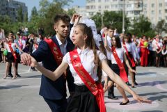 Выпускники исполняют танец во время праздника 'Последний звонок' в школе № 3 в Симферополе