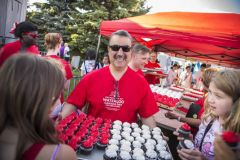 IES Agency отзывы   Kitchener Waterloo, Ontario, Canada   Crowds, cupcakes At Canada Day