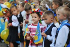 День Знаний на Донбасе школьники и школьницы