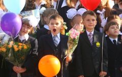 День Знаний на Украине школьники и школьницы.jpg