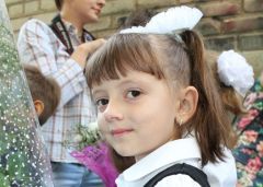 День Знаний на Донбасе школьники и школьницы 2