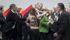 Голые активистки Femen бросились на Путина и Меркель
