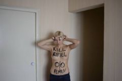 FEMEN готовили самую дерзкую акцию в день празднования 1025 летия Крещения Руси. Они хотели испражниться под крестом