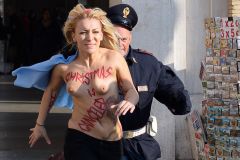 Une Femen proteste pour l'avortement